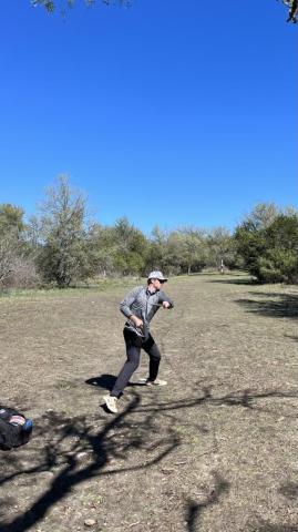 Anillo Solitario Diseño Elegante con Piedras Blancas en Oro Laminado 14K